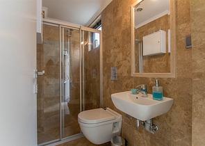 فيلا واسعة باطلالات رائعة على البحر في الانيا 