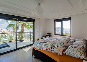 فيلا واسعة باطلالات رائعة على البحر في الانيا 