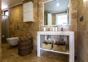 فيلا واسعة باطلالات رائعة على البحر في الانيا 