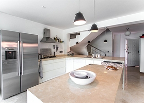 فيلا واسعة باطلالات رائعة على البحر في الانيا 