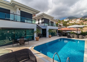 فيلا واسعة باطلالات رائعة على البحر في الانيا 