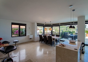 فيلا واسعة باطلالات رائعة على البحر في الانيا 