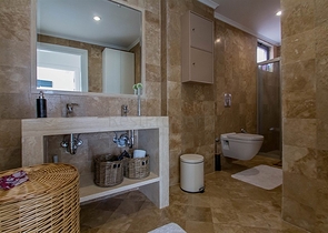 فيلا واسعة باطلالات رائعة على البحر في الانيا 