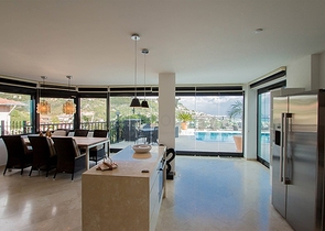 فيلا واسعة باطلالات رائعة على البحر في الانيا 