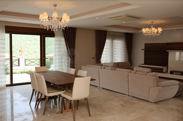 فيلا مع أثاث محاط بالطبيعة الجبلية في أنطاليا