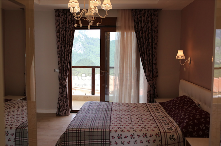 فيلا مع أثاث محاط بالطبيعة الجبلية في أنطاليا