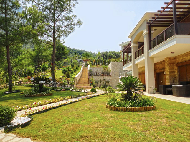 فيلا مع أثاث محاط بالطبيعة الجبلية في أنطاليا