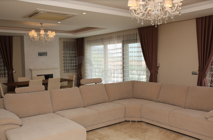 فيلا مع أثاث محاط بالطبيعة الجبلية في أنطاليا