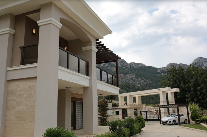 فيلا مع أثاث محاط بالطبيعة الجبلية في أنطاليا