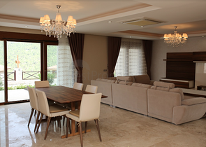 فيلا مع أثاث محاط بالطبيعة الجبلية في أنطاليا