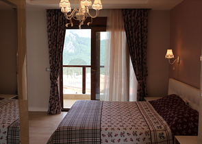 فيلا مع أثاث محاط بالطبيعة الجبلية في أنطاليا