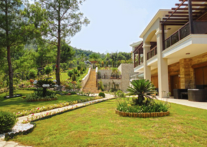 فيلا مع أثاث محاط بالطبيعة الجبلية في أنطاليا