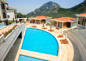 فيلا مع أثاث محاط بالطبيعة الجبلية في أنطاليا