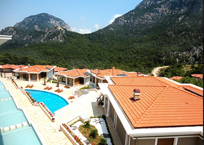 فيلا مع أثاث محاط بالطبيعة الجبلية في أنطاليا