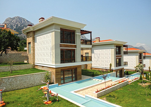 فيلا مع أثاث محاط بالطبيعة الجبلية في أنطاليا