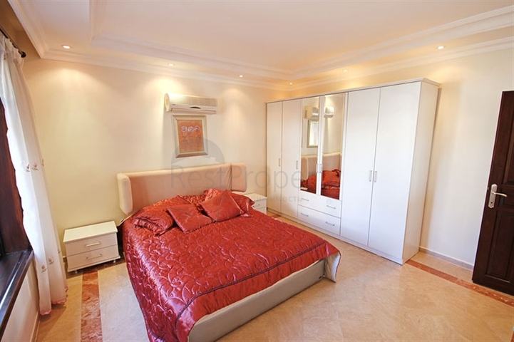 فيلا واسعة - باطلالة بحرية ساحرة في مركز الانيا 