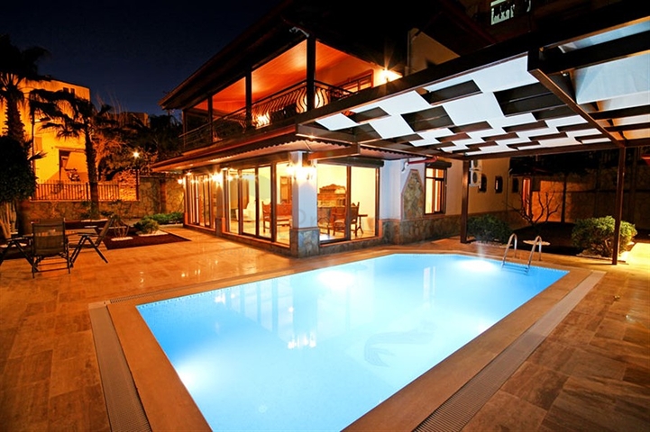 فيلا واسعة - باطلالة بحرية ساحرة في مركز الانيا 