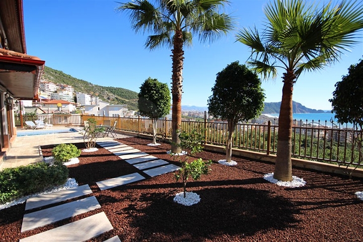 فيلا واسعة - باطلالة بحرية ساحرة في مركز الانيا 