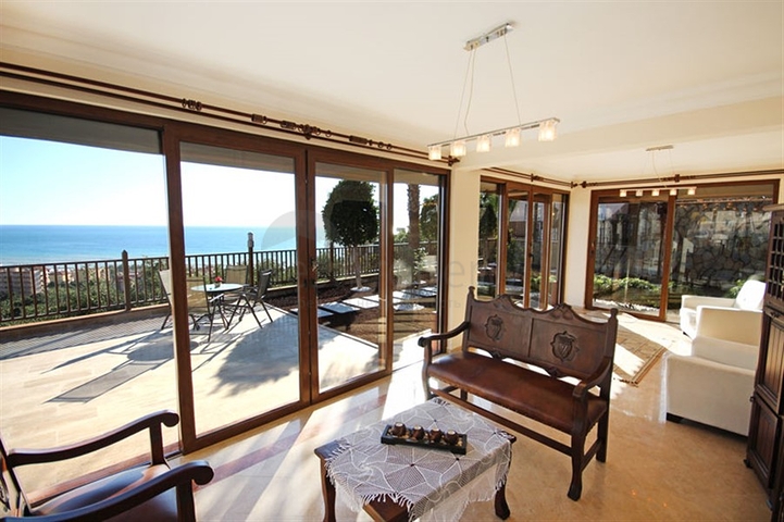 فيلا واسعة - باطلالة بحرية ساحرة في مركز الانيا 