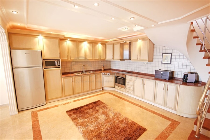 فيلا واسعة - باطلالة بحرية ساحرة في مركز الانيا 