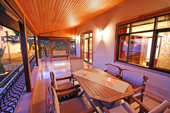 فيلا واسعة - باطلالة بحرية ساحرة في مركز الانيا 