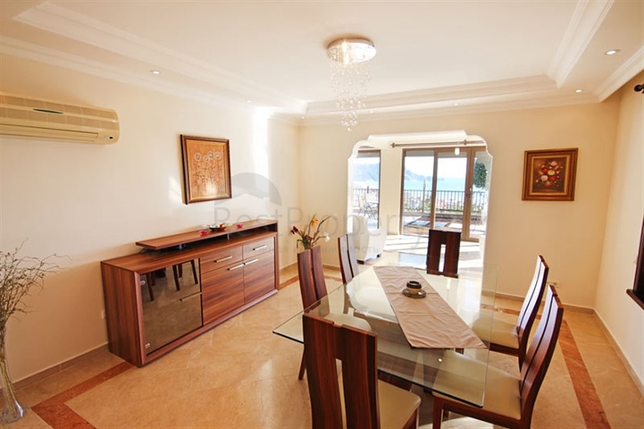 فيلا واسعة - باطلالة بحرية ساحرة في مركز الانيا 