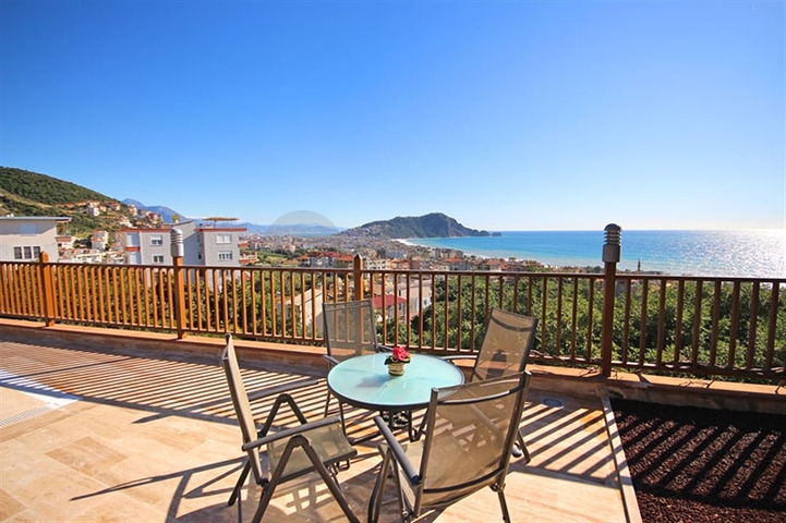 فيلا واسعة - باطلالة بحرية ساحرة في مركز الانيا 