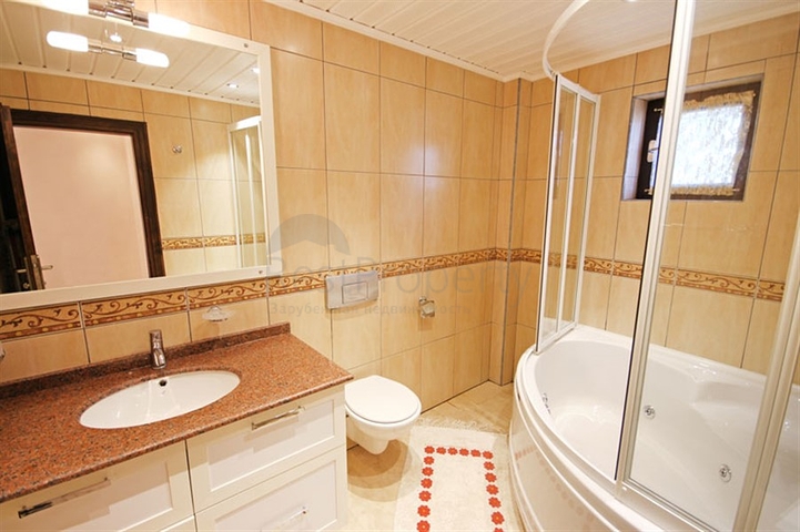 فيلا واسعة - باطلالة بحرية ساحرة في مركز الانيا 