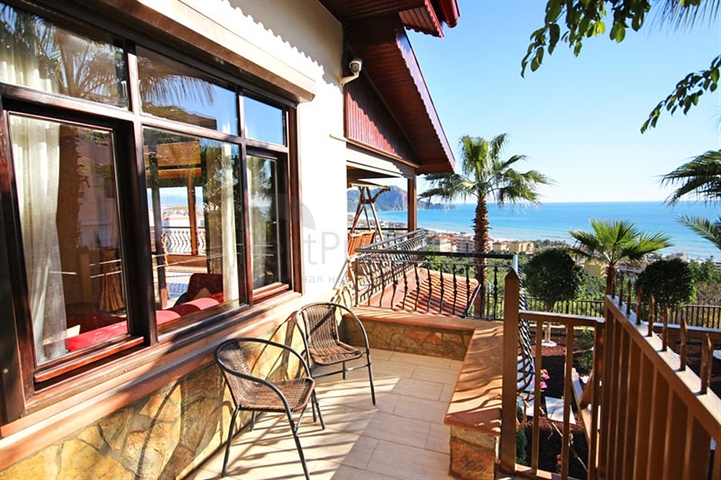 فيلا واسعة - باطلالة بحرية ساحرة في مركز الانيا 