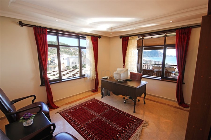 فيلا واسعة - باطلالة بحرية ساحرة في مركز الانيا 