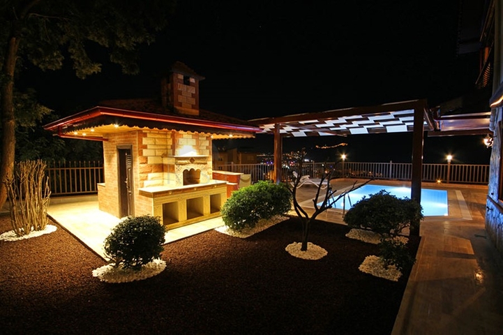 فيلا واسعة - باطلالة بحرية ساحرة في مركز الانيا 