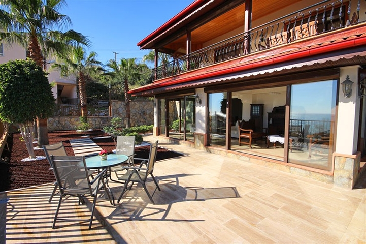 فيلا واسعة - باطلالة بحرية ساحرة في مركز الانيا 