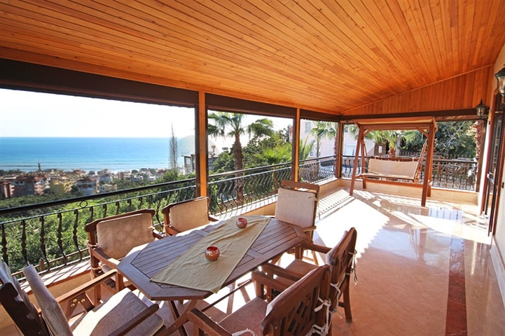 فيلا واسعة - باطلالة بحرية ساحرة في مركز الانيا 