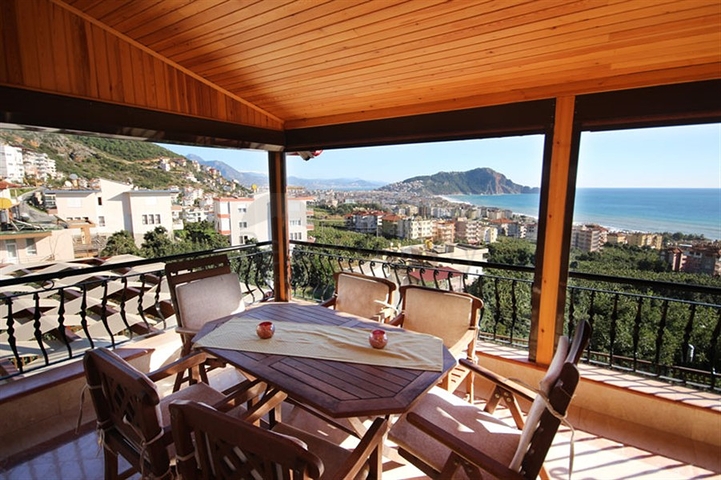 فيلا واسعة - باطلالة بحرية ساحرة في مركز الانيا 