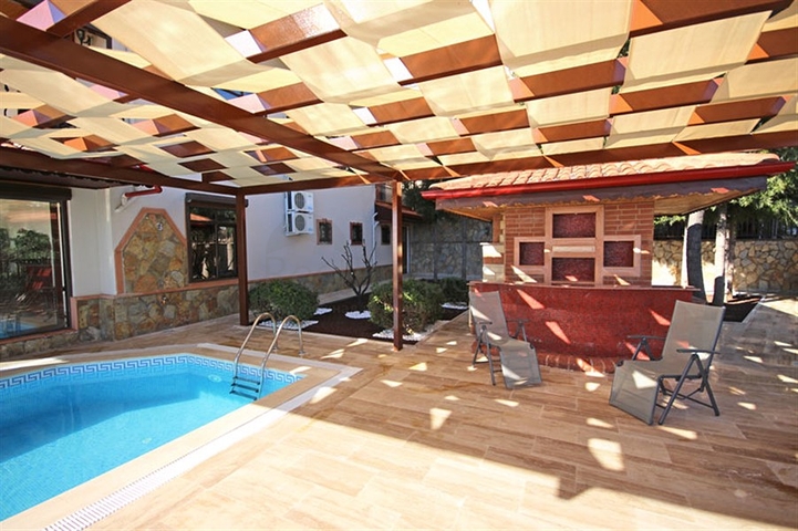 فيلا واسعة - باطلالة بحرية ساحرة في مركز الانيا 