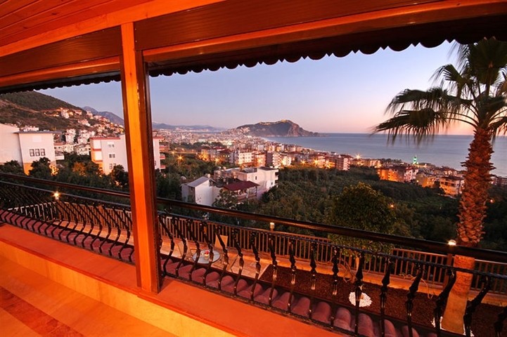 فيلا واسعة - باطلالة بحرية ساحرة في مركز الانيا 