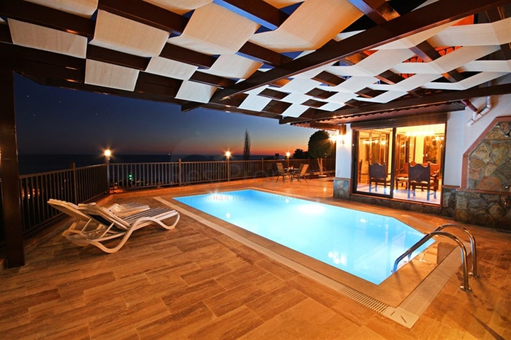 فيلا واسعة - باطلالة بحرية ساحرة في مركز الانيا 