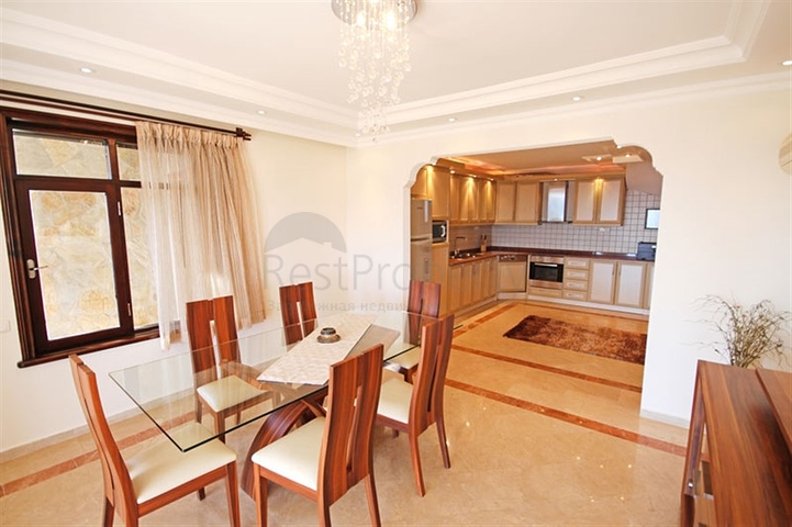 فيلا واسعة - باطلالة بحرية ساحرة في مركز الانيا 