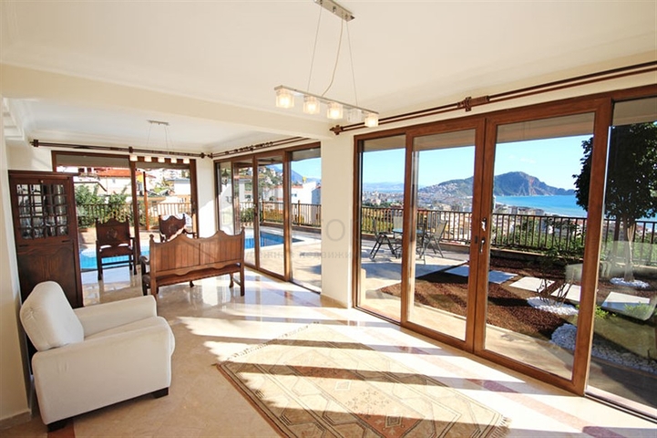 فيلا واسعة - باطلالة بحرية ساحرة في مركز الانيا 