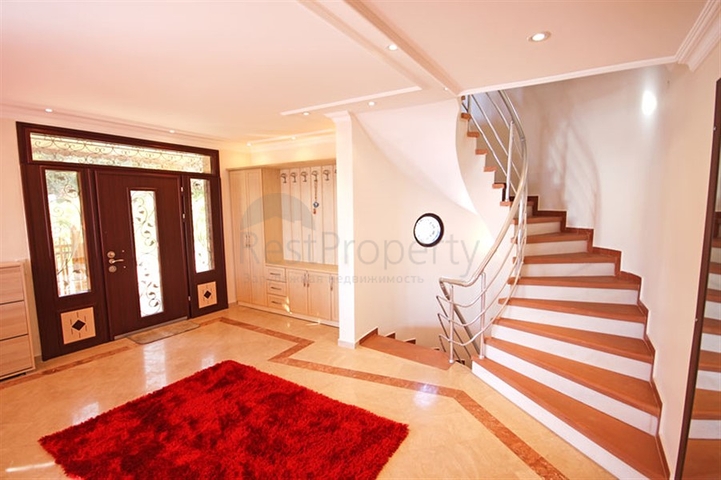 فيلا واسعة - باطلالة بحرية ساحرة في مركز الانيا 