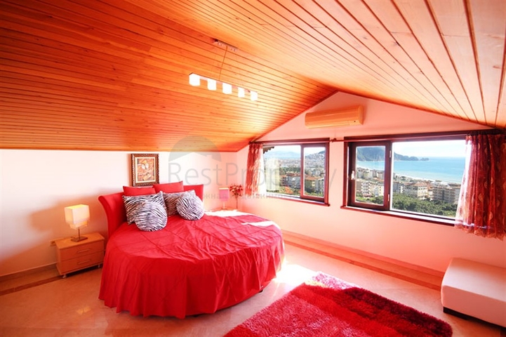 فيلا واسعة - باطلالة بحرية ساحرة في مركز الانيا 