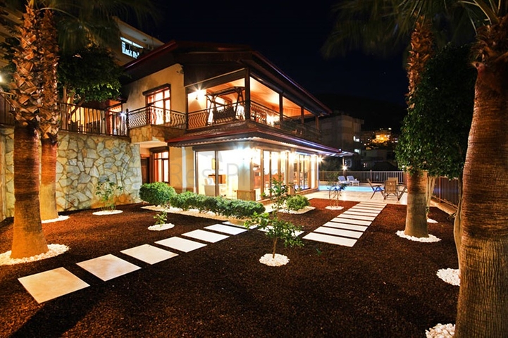 فيلا واسعة - باطلالة بحرية ساحرة في مركز الانيا 