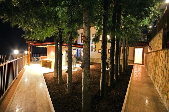 فيلا واسعة - باطلالة بحرية ساحرة في مركز الانيا 