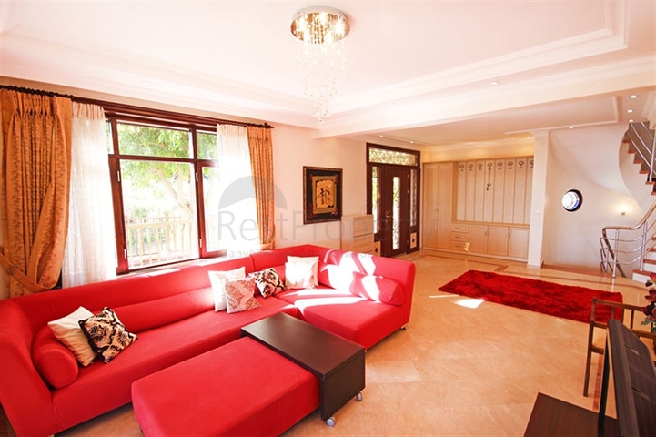 فيلا واسعة - باطلالة بحرية ساحرة في مركز الانيا 