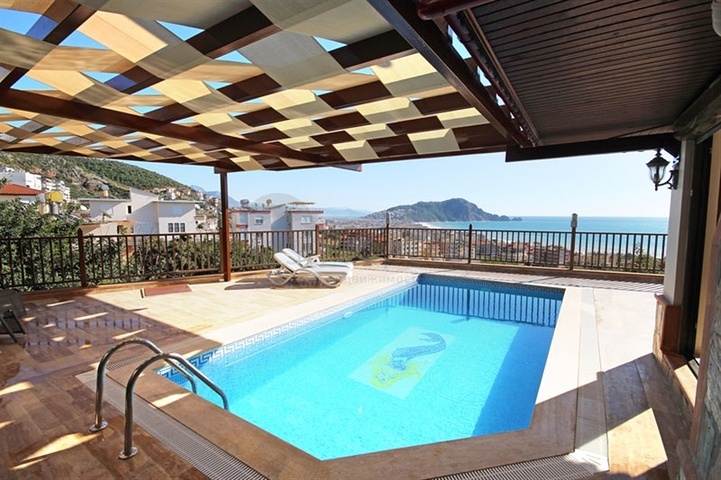 فيلا واسعة - باطلالة بحرية ساحرة في مركز الانيا 