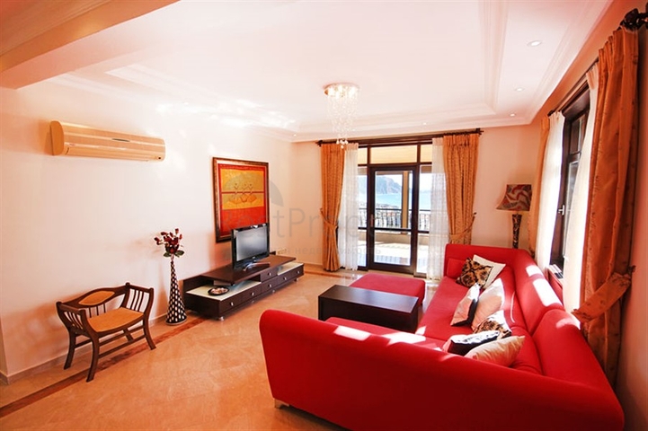 فيلا واسعة - باطلالة بحرية ساحرة في مركز الانيا 