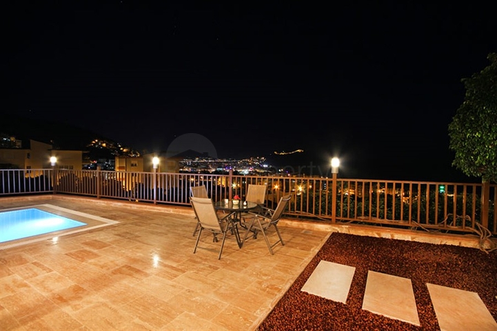 فيلا واسعة - باطلالة بحرية ساحرة في مركز الانيا 