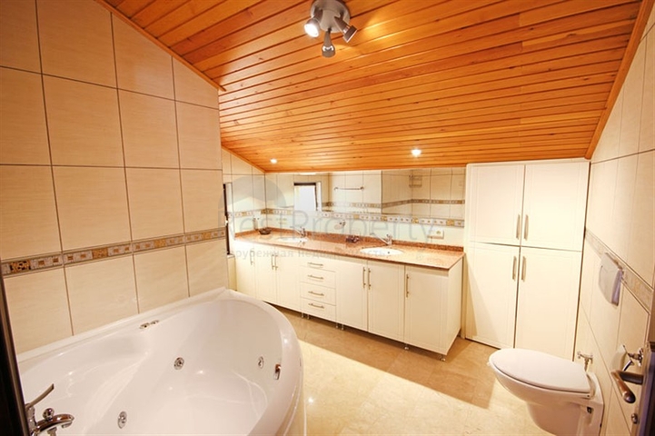 فيلا واسعة - باطلالة بحرية ساحرة في مركز الانيا 