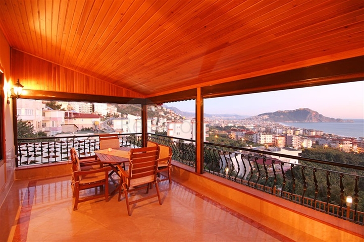 فيلا واسعة - باطلالة بحرية ساحرة في مركز الانيا 