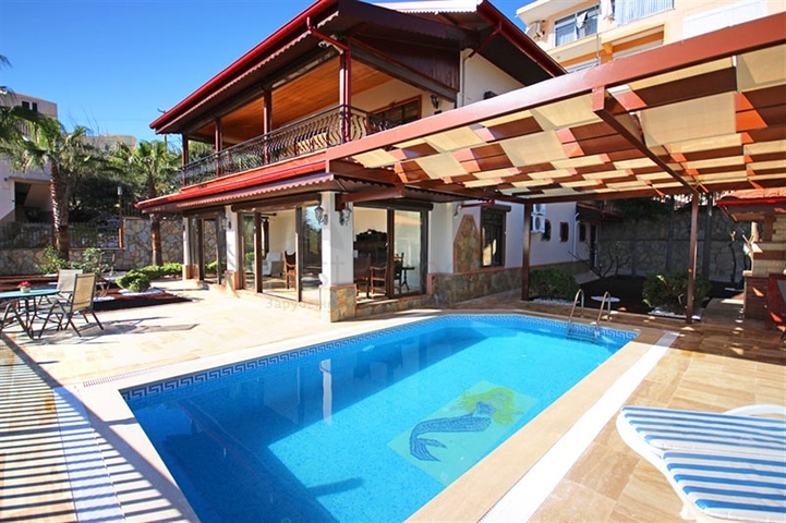 فيلا واسعة - باطلالة بحرية ساحرة في مركز الانيا 